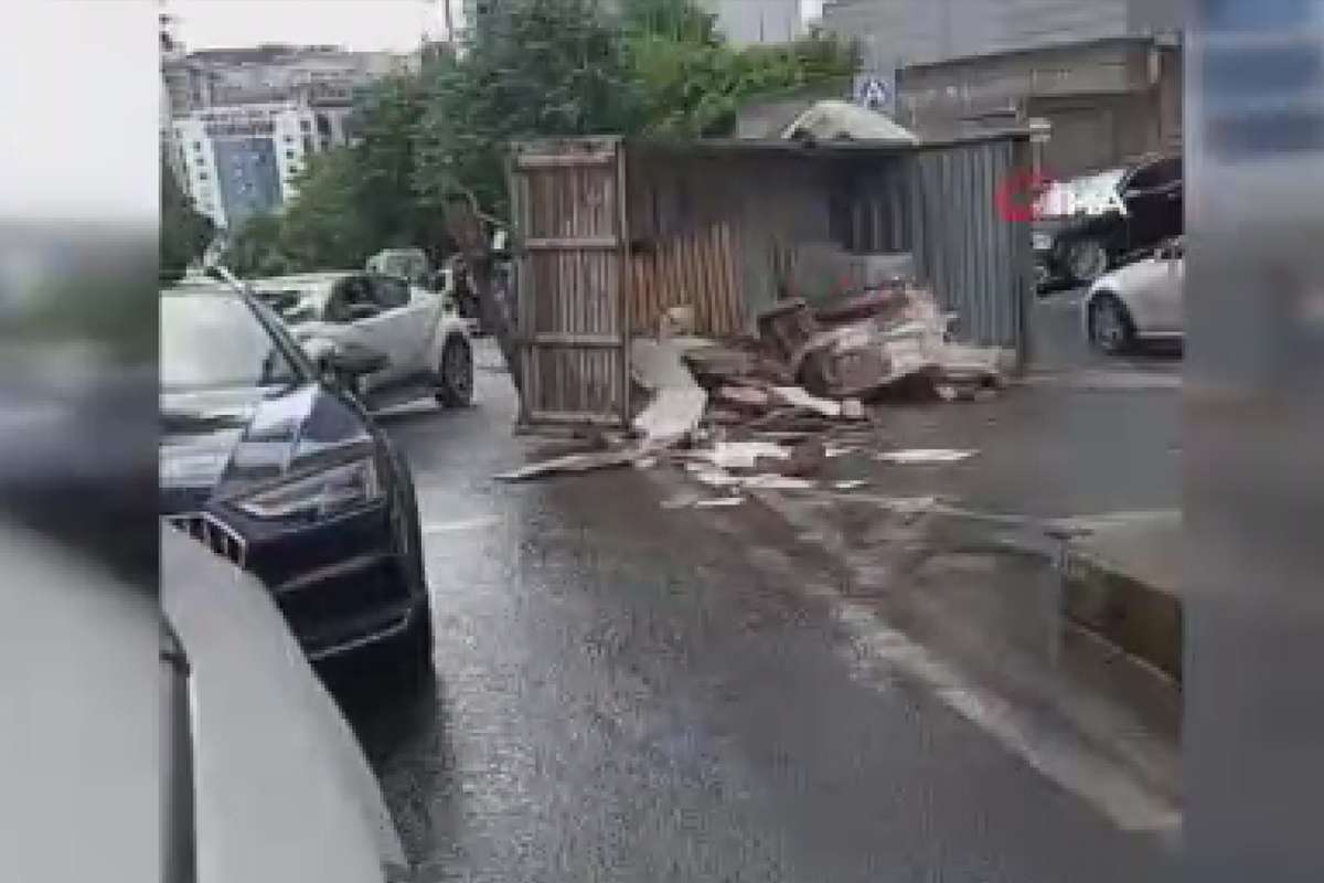 Şişli'de seramik yüklü kamyonet devrildi