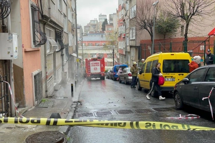 Şişli’de yeraltı kabloları yandı, rögar kapağı patladı