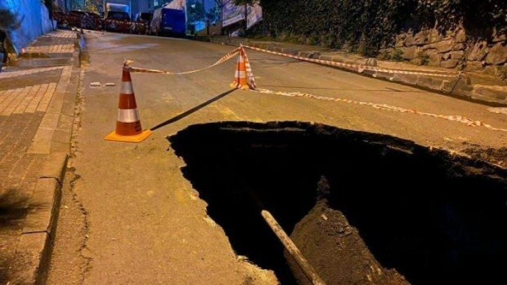 Şişli’de yol çöktü, etrafı kanalizasyon kokusu sardı