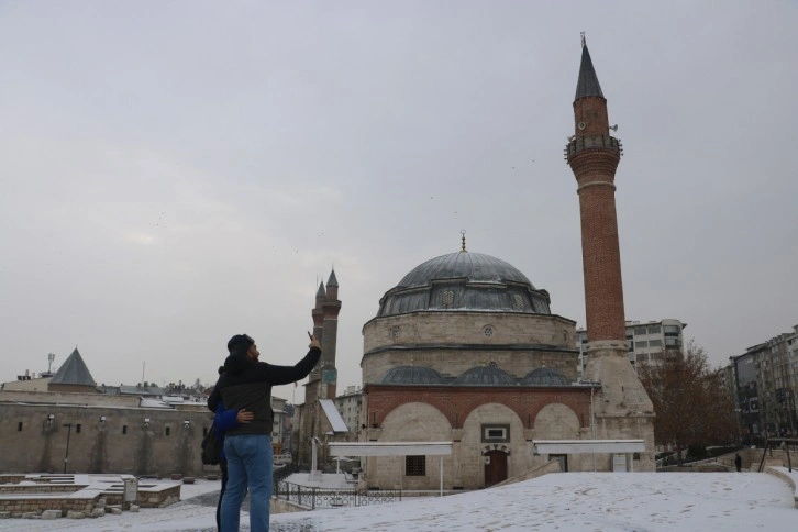 Sivas yeni yıla karla uyandı