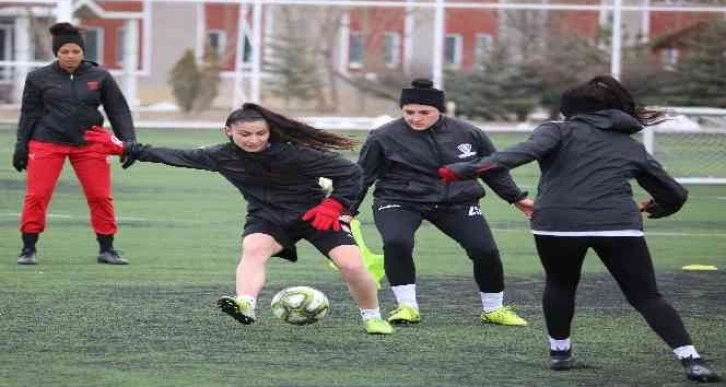 Sivasspor Kadın Futbol Takımı, gözünü lidere dikti!