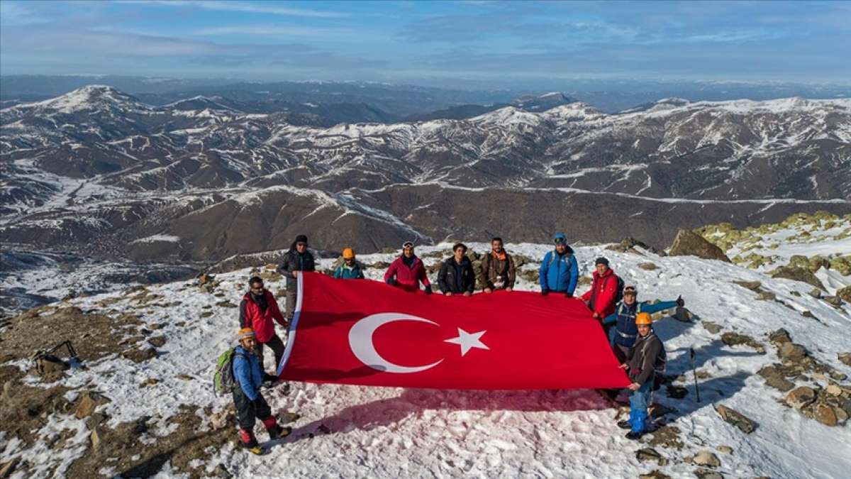 Sivas'ta dağcılar Yıldız Dağı'nın zirvesine kadar yürüdü