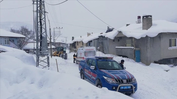 Sivas'ta kar nedeniyle yolu kapanan köydeki hasta, ekiplerin çalışmasıyla hastaneye ulaştırıldı