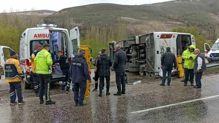 Sivas'ta midibüs devrildi: Çok sayıda yaralı var!