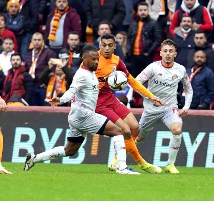 Spor Toto Süper Lig: Galatasaray: 1 FT Antalyaspor: 0 (İlk yarı)