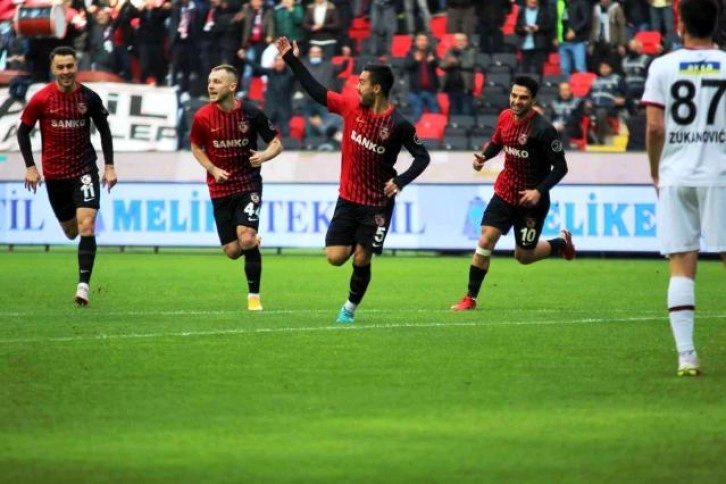 Spor Toto Süper Lig: Gaziantep FK: 2 Fatih Karagümrük: 0 (İlk yarı)