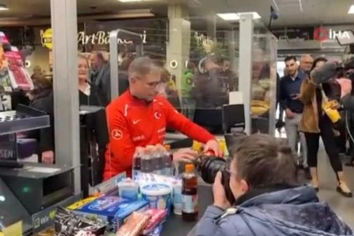 Stefan Kuntz, depremzedeler için kasiyerlik yaptı