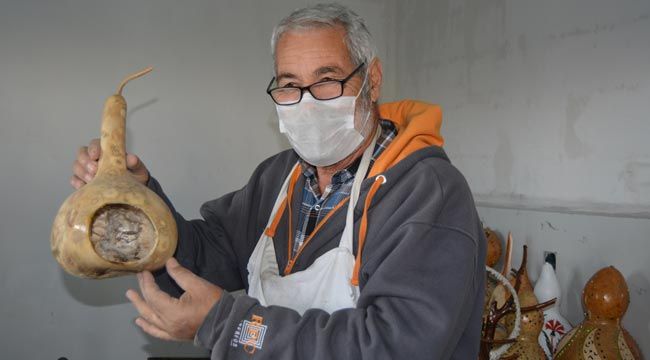 Su kabağını işleyip hamam tası ve mataraya dönüştürüyor