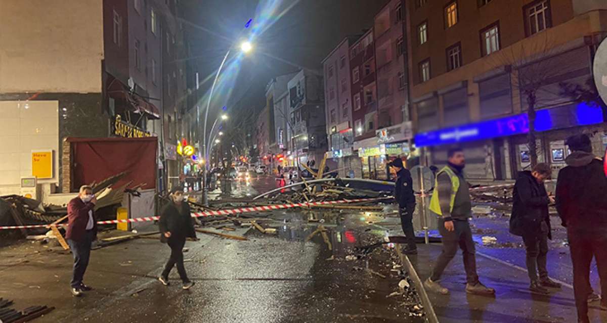 Sultangazi'de araçlar çatıların altında kaldı