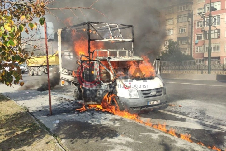 Sultangazi'de seyir halindeki kamyonet küle döndü