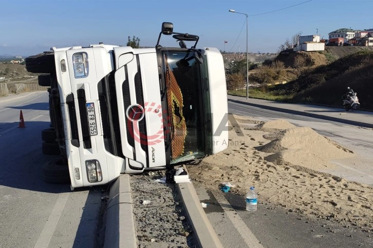 Sultangazi'de tuz yüklü tır yola devrildi: 1 yaralı