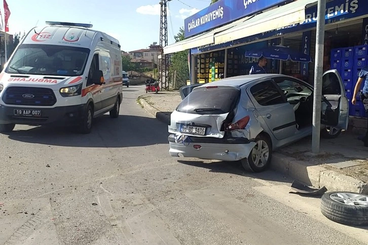 Sungurlu'da tır otomobile çarptı: 4 yaralı