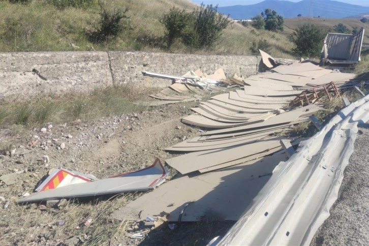 Sunta yüklü kamyon şarampole uçtu, sürücü yaralandı