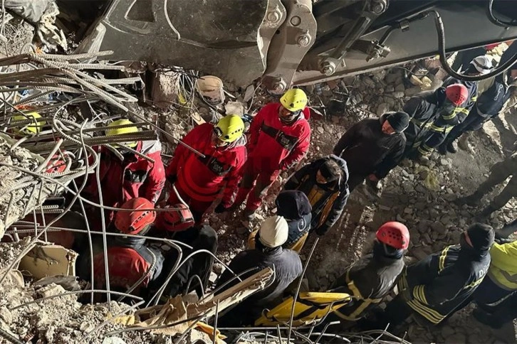 Şuurlu depremzede 102 saat sonra böyle kurtarıldı