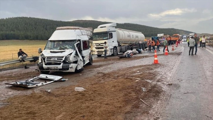 TAG Otoyolu'ndaki zincirleme trafik kazasında 2 kişi öldü, 20 kişi yaralandı