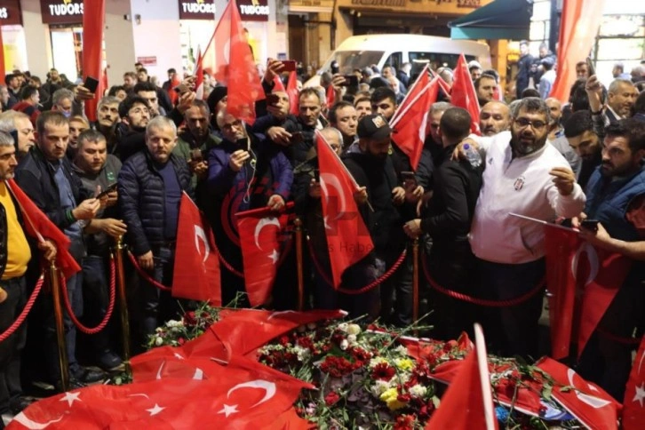 Taksiciler İstiklal Caddesi’nde bombalı saldırıyı kınamak için karanfil bıraktı