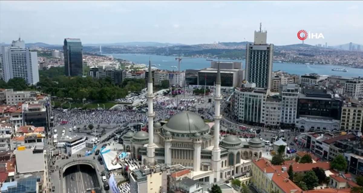 Taksim Camii ibadete açıldı