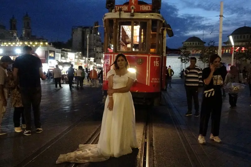 Taksim Meydanı yabancı çiftlerin ilgi odağı oldu