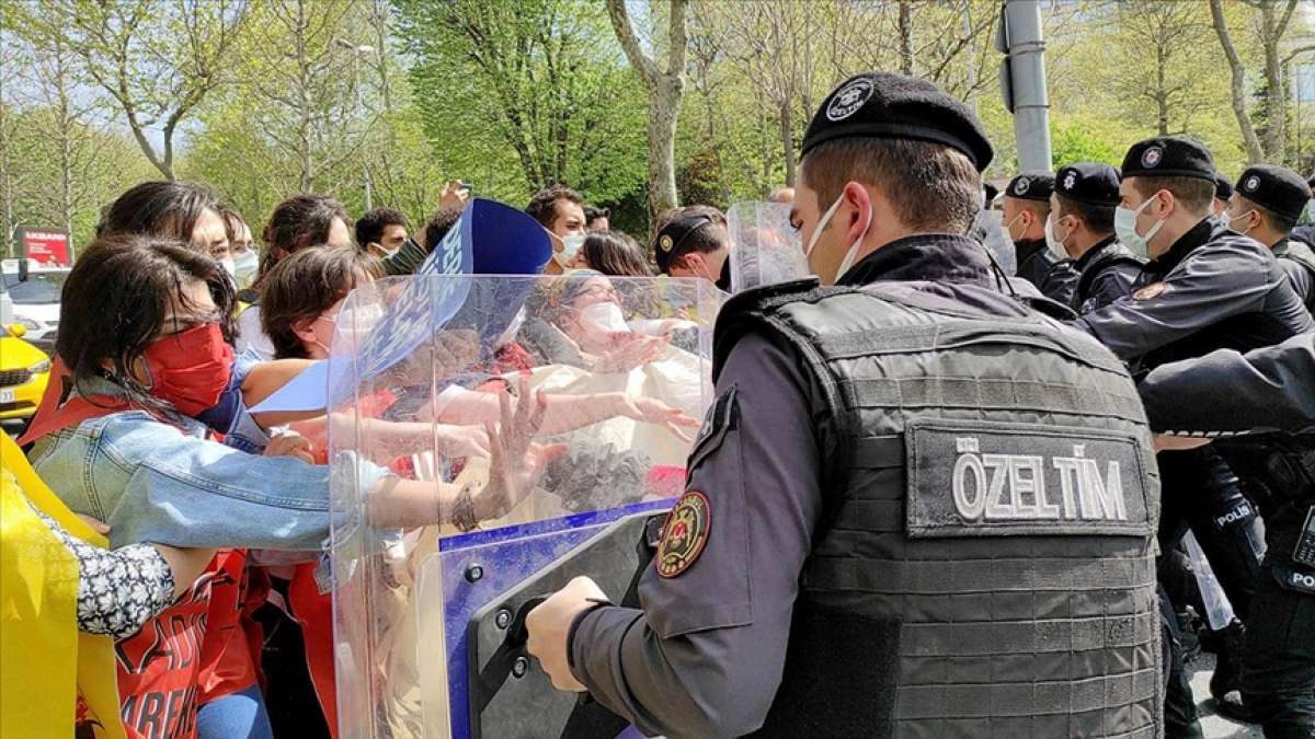 Taksim Meydanı'na izinsiz yürümek isteyen 212 kişi gözaltına alındı