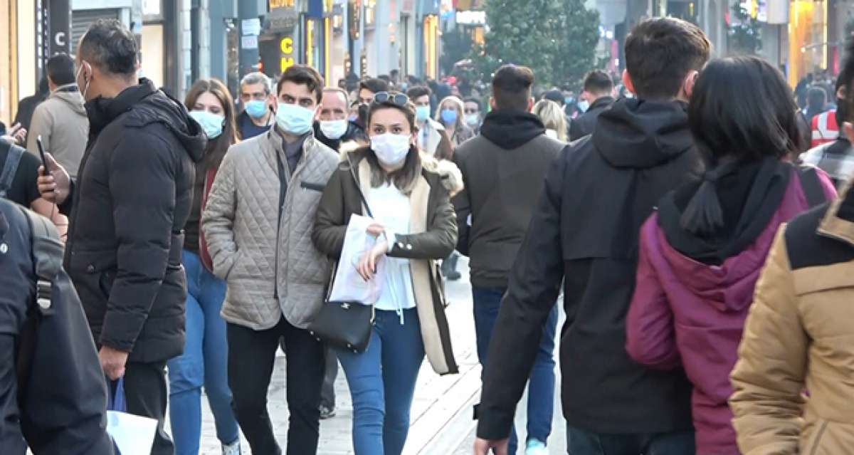 Taksim'de sokağa çıkma kısıtlaması öncesi insan seli