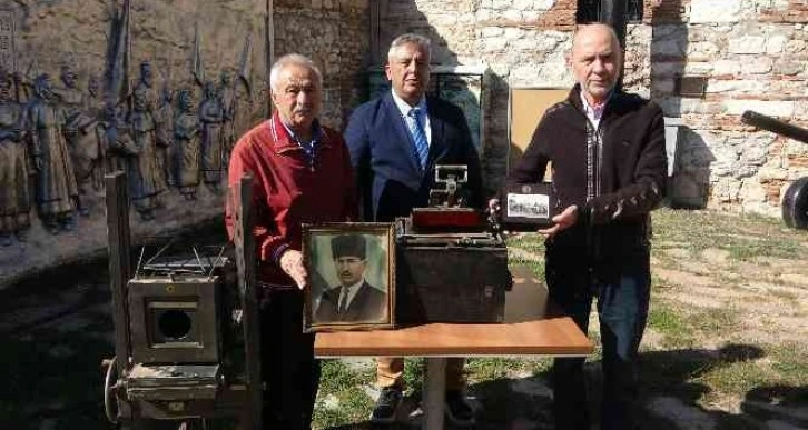 Tarihi fotoğraf makinesi Uşak Kent Müzesi’ne hediye edildi