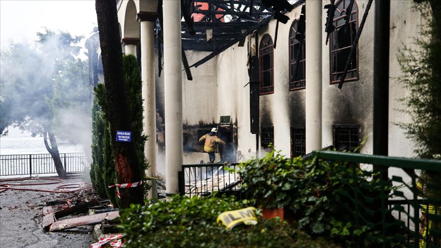 Tarihi Vaniköy Camisi’ndeki yangına ilişkin bilirkişi heyetiyle birlikte inceleme yapıldı