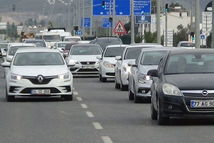 Tatil bölgelerinde trafik yoğunluğu başladı