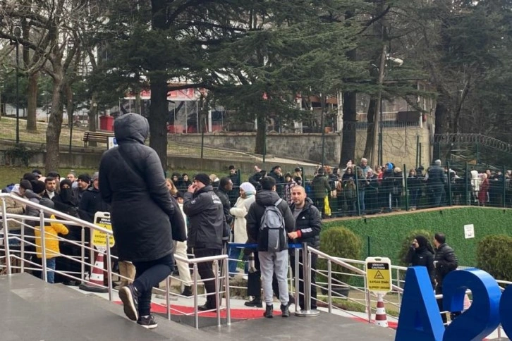 Tatili Uludağ'da geçirmek isteyen vatandaşlar, teleferikte metrelerce kuyruk oluşturdu