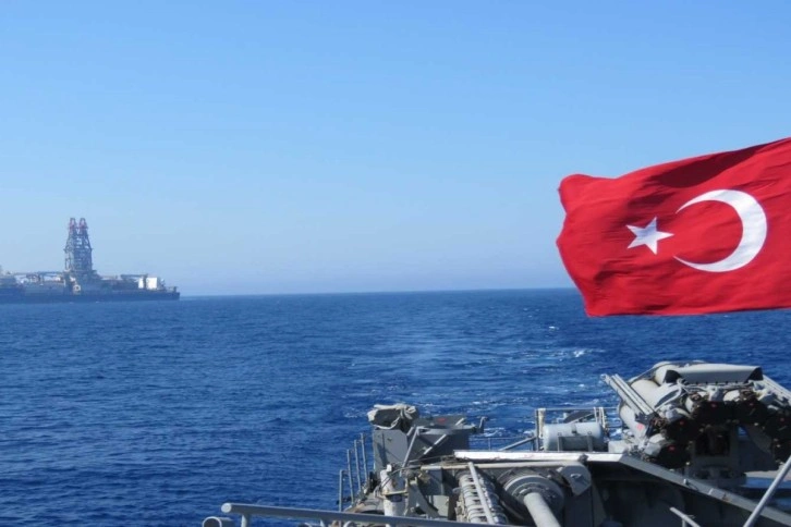 TCG Bartın korveti ve Deniz Karakol Uçağı, yeni sondaj gemisine refakat etti