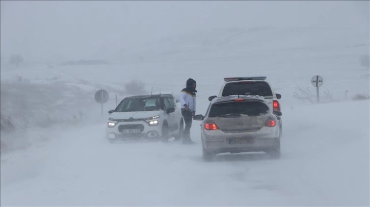 Tekirdağ'da kar yağışında mahsur kalan sürücülere AFAD yardım etti