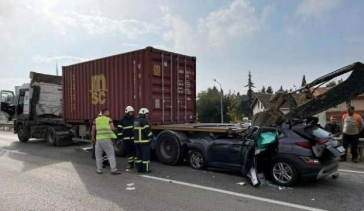 Tekirdağ'da otomobil, TIR'ın altına girdi; sürücü ağır yaralı