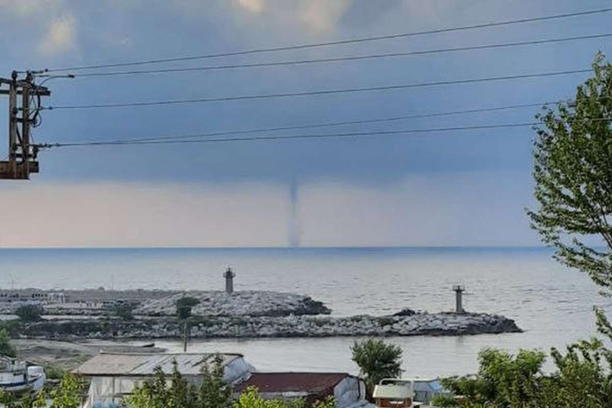 Tekkeönü sahilinde hortum oluştu