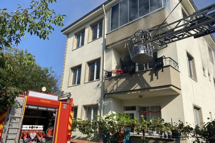 Telefon şarjdayken prizden yangın çıktı, aile son anda kurtuldu