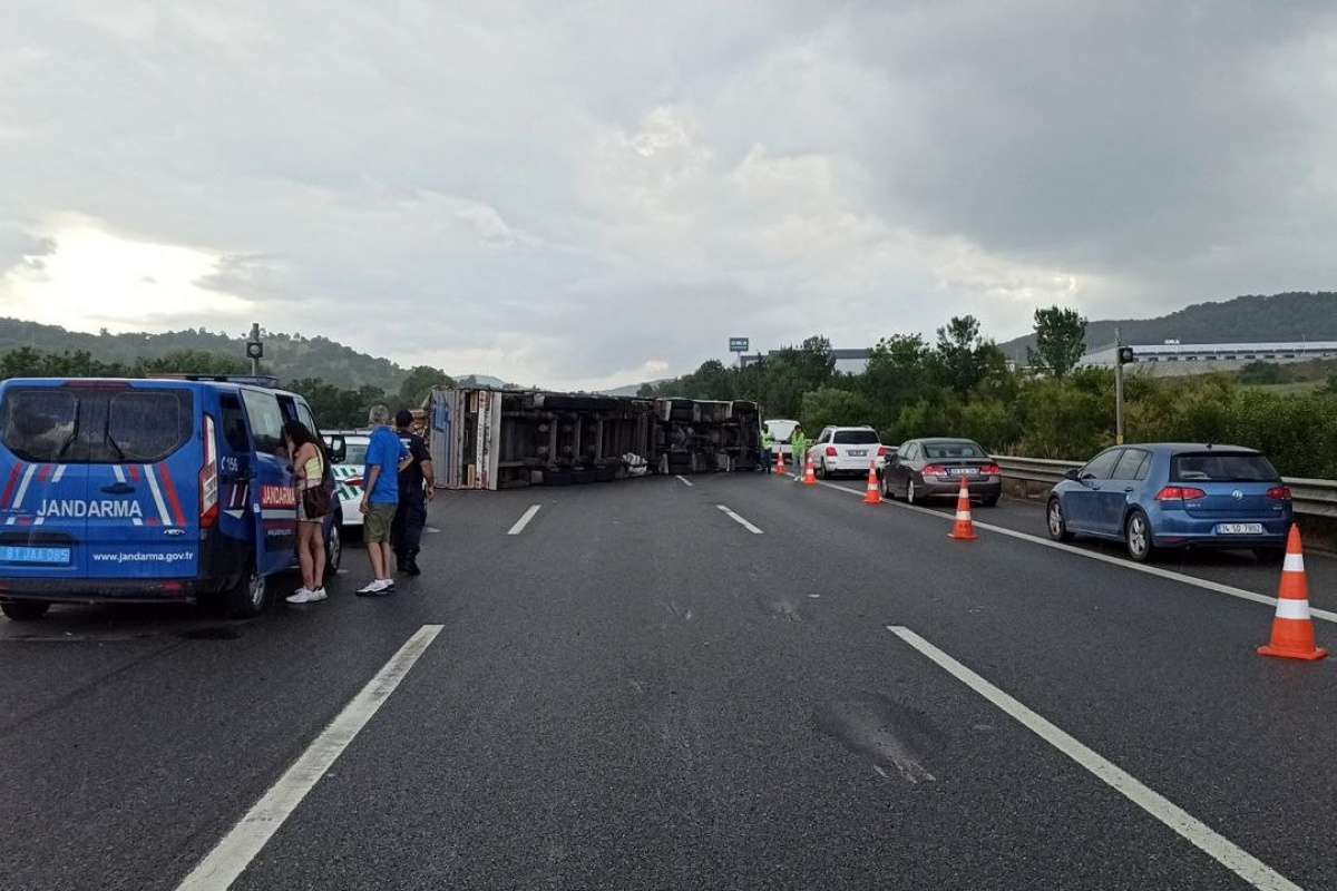 TEM İstanbul yönüne trafiğe kapatıldı