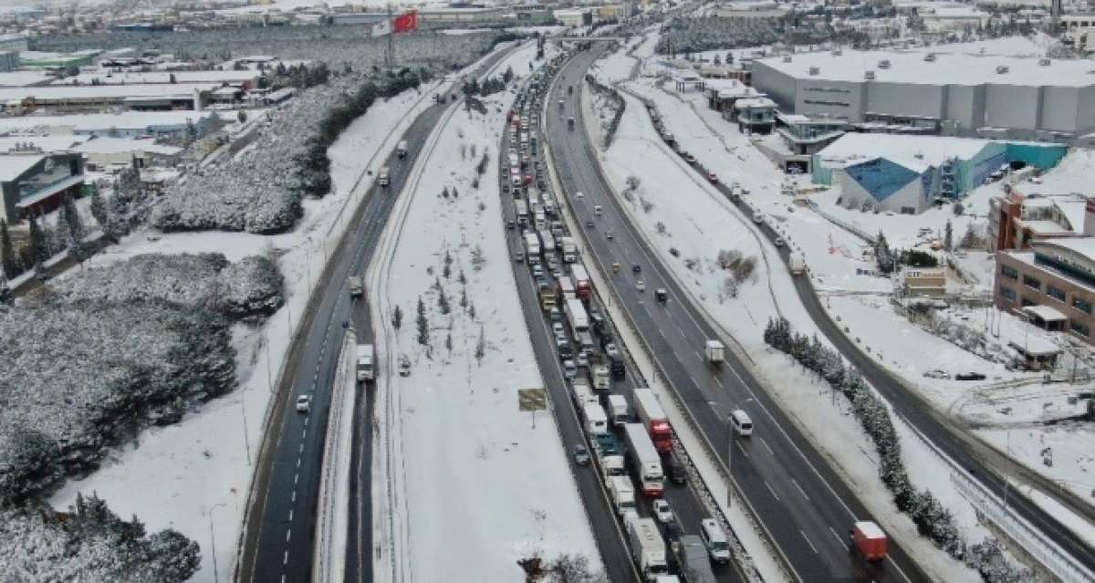 TEM otoyolunda trafik durdu: Kilometrelerce kuyruk oluştu