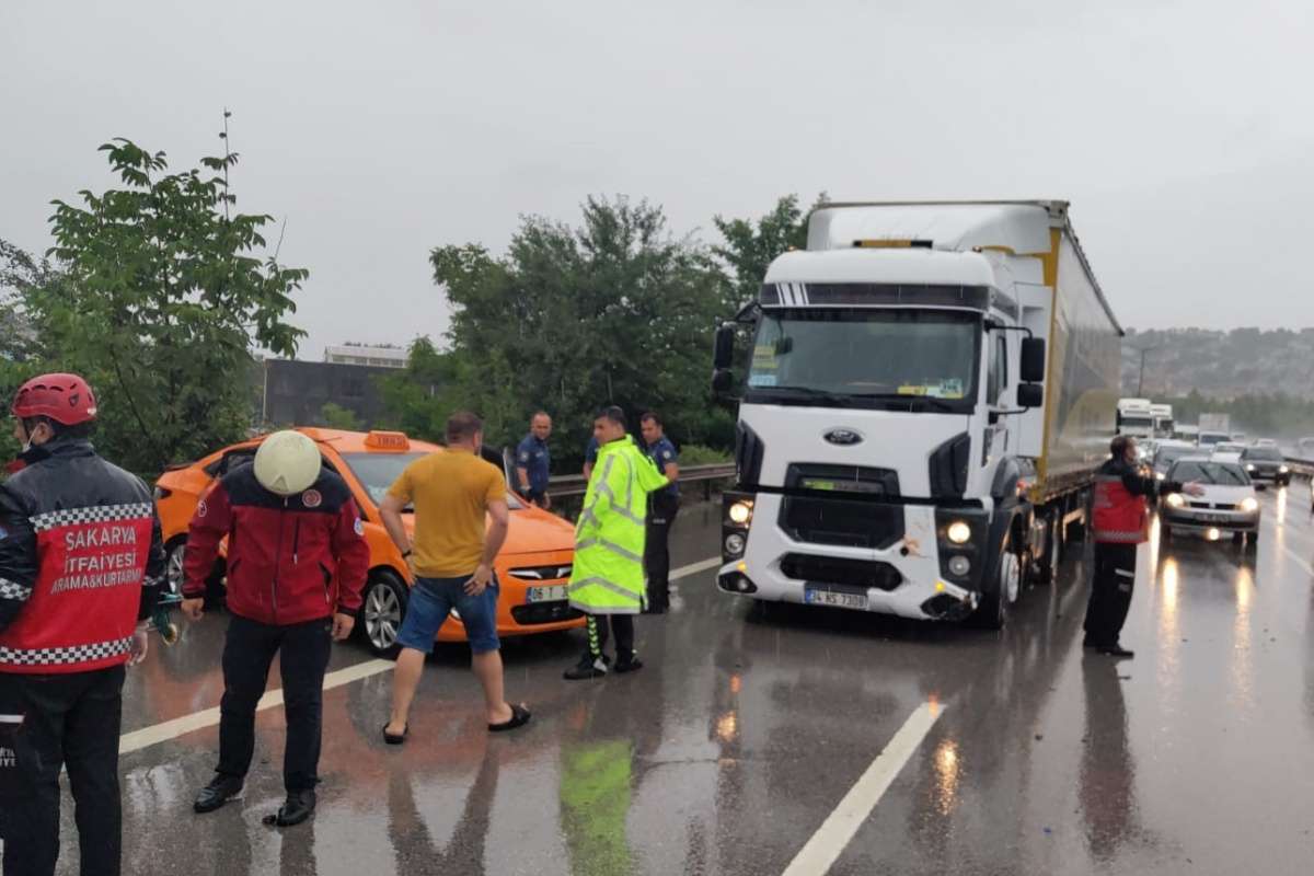 TEM Otoyolu'nda yağış kazayı beraberinde getirdi: 6 yaralı