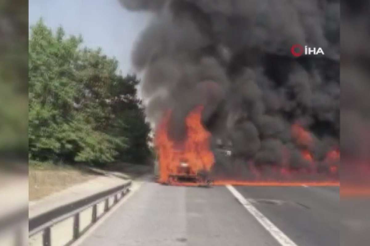 TEM Otoyolu'nda yanan araç alev topuna döndü