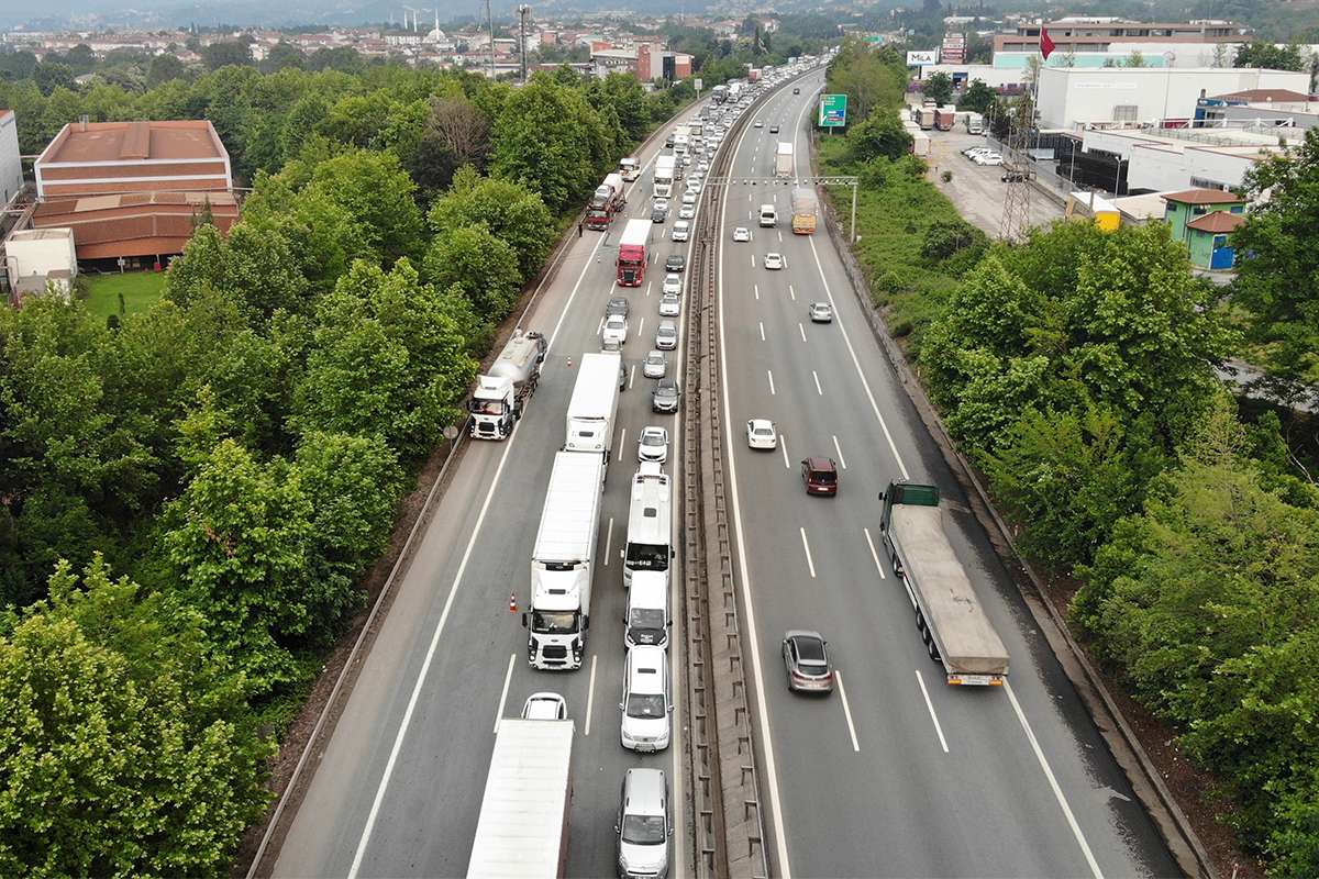 TEM'de 13 araç birbirine girdi, ortalık savaş alanına döndü: 5 yaralı