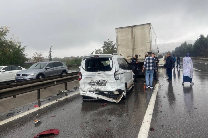 TEM'de 15'ten fazla araç birbirine girdi: Çok sayıda yaralı var