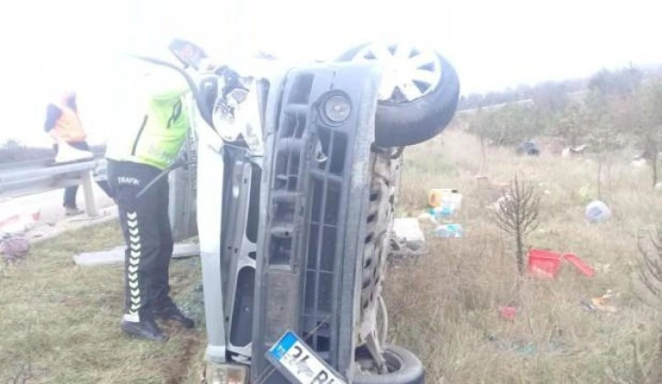 TEM’de hafif ticari araç şarampole devrildi: 1 ölü, 1 yaralı