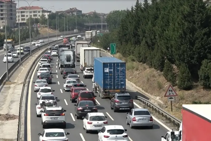 TEM'de kaza yaptı, ters yöne döndü