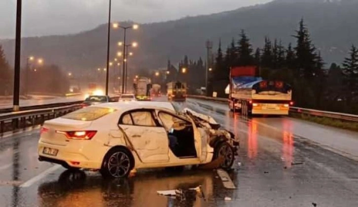 TEM’de kontrolden çıkan otomobil tırla çarpıştı: 3 yaralı