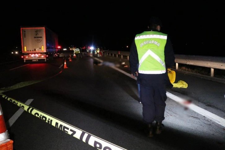 TEM’de patlayan lastiği değiştiren 2 kişiye kamyonet çarptı: 1 ölü, 2 yaralı