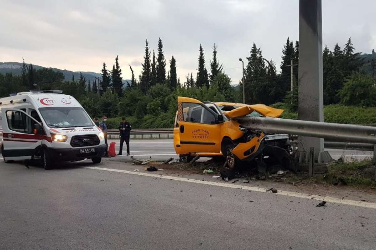 TEM'de ticari taksi bariyerlere ok gibi saplandı: 2 ölü, 5 yaralı