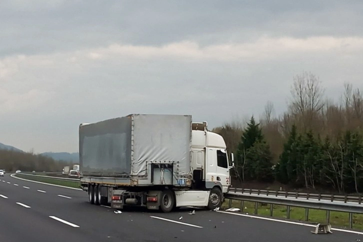 TEM’de tır ile çarpışan lüks otomobil şarampole uçtu: 1 yaralı