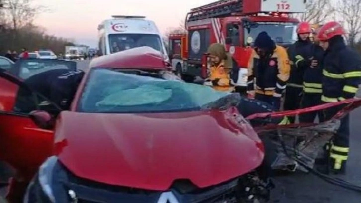 TEM'de TIR karşı şeride geçip 5 otomobile çarptı: 1 ölü, 1 yaralı