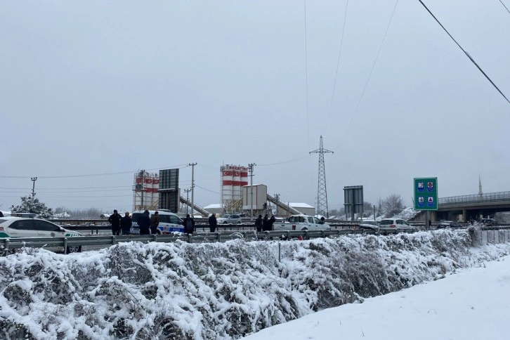 TEM'deki kaza sonrası İstanbul istikametini trafiğe açmak için çalışmalar sürüyor