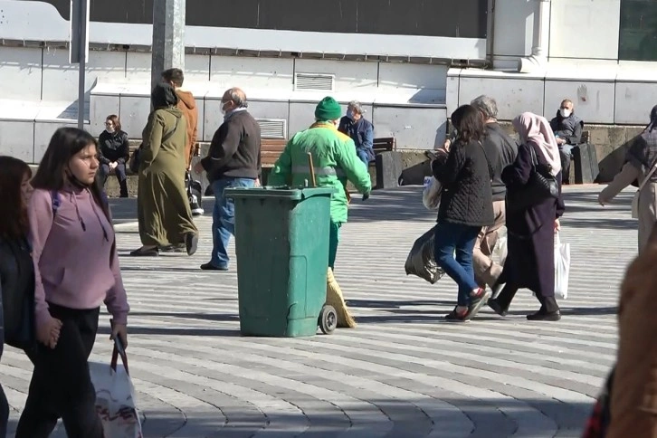 Temizlik görevlisi, bulduğu 650 bin lirayı sahibine teslim ederek takdir topladı