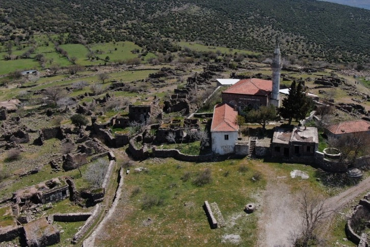 Terk edilen köy yapımcıların gözdesi oldu