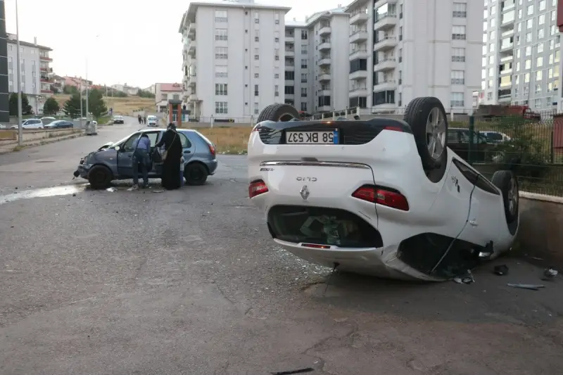 Ters dönen otomobilden burnu bile kanamadan çıktı